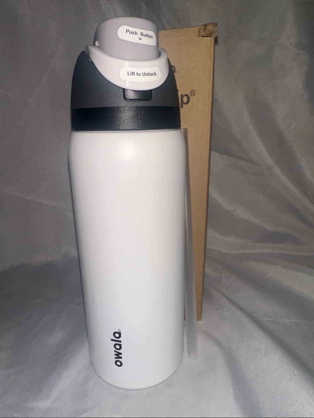 Owala insulated water bottle with a built-in straw. White 32oz.